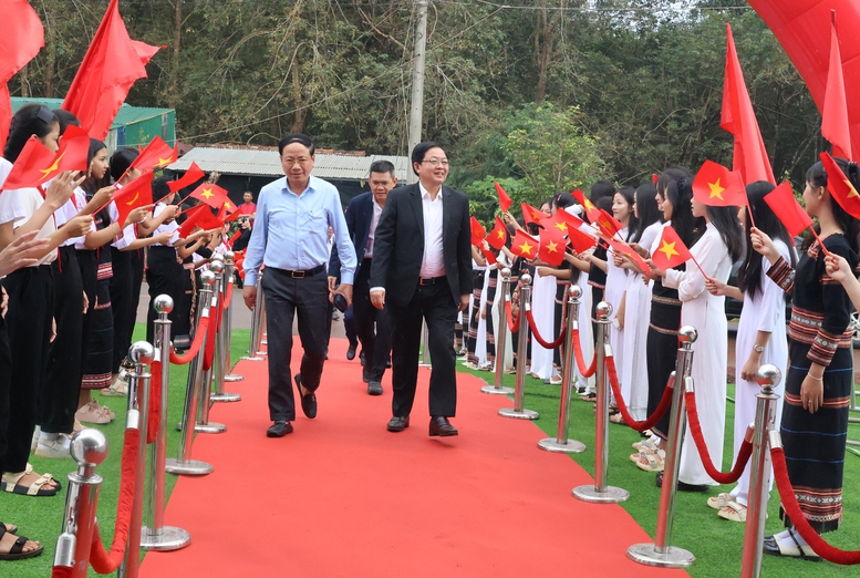 Phó Thủ tướng Hồ Quốc Dũng dự lễ khởi công 7 trường nội trú biên giới tỉnh Gia Lai- Ảnh 1. Phó Thủ tướng Hồ Quốc Dũng dự lễ khởi công 7 trường nội trú biên giới tỉnh Gia Lai- Ảnh 1.