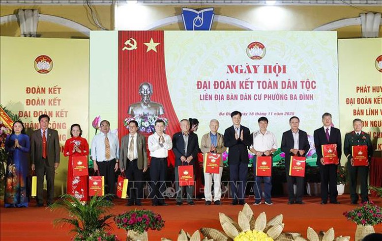 Tổng Bí thư Tô Lâm dự Ngày hội Đại đoàn kết dân tộc tại phường Ba Đình, Hà Nội- Ảnh 7. Tổng Bí thư Tô Lâm dự Ngày hội Đại đoàn kết dân tộc tại phường Ba Đình, Hà Nội- Ảnh 7.