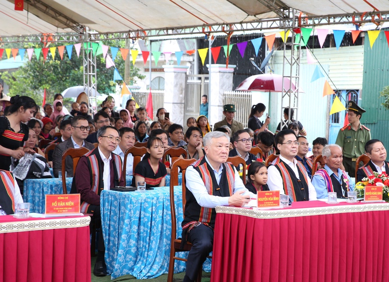 Phó Thủ tướng Thường trực Nguyễn Hòa Bình dự Ngày hội Đại đoàn kết toàn dân tộc tại Quảng Ngãi- Ảnh 3. Phó Thủ tướng Thường trực Nguyễn Hòa Bình dự Ngày hội Đại đoàn kết toàn dân tộc tại Quảng Ngãi- Ảnh 3.