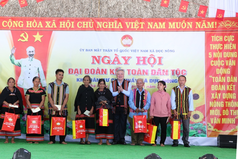 Phó Thủ tướng Thường trực Nguyễn Hòa Bình dự Ngày hội Đại đoàn kết toàn dân tộc tại Quảng Ngãi- Ảnh 5. Phó Thủ tướng Thường trực Nguyễn Hòa Bình dự Ngày hội Đại đoàn kết toàn dân tộc tại Quảng Ngãi- Ảnh 5.