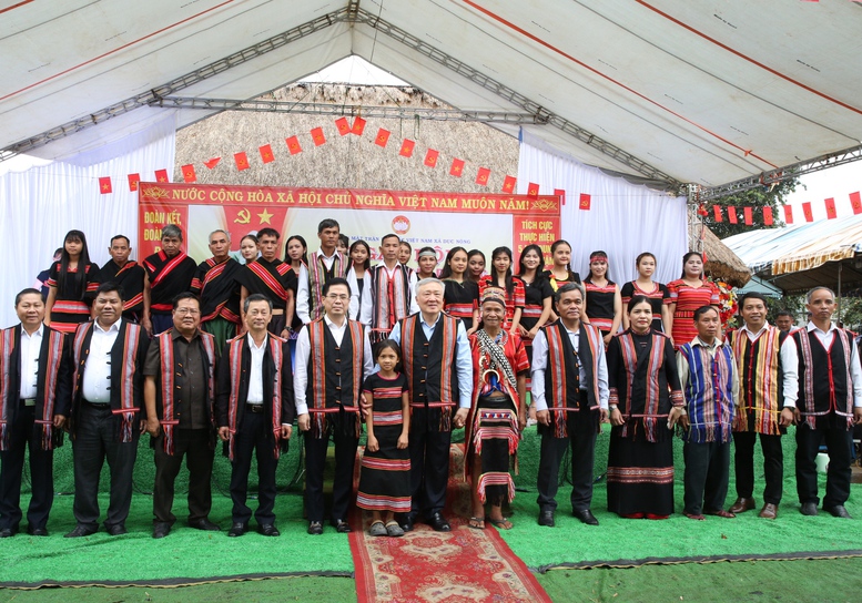 Phó Thủ tướng Thường trực Nguyễn Hòa Bình dự Ngày hội Đại đoàn kết toàn dân tộc tại Quảng Ngãi- Ảnh 6. Phó Thủ tướng Thường trực Nguyễn Hòa Bình dự Ngày hội Đại đoàn kết toàn dân tộc tại Quảng Ngãi- Ảnh 6.