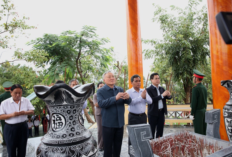 Phó Thủ tướng Thường trực Nguyễn Hòa Bình dâng hương tưởng niệm các anh hùng liệt sĩ tại Di tích lịch sử Chiến thắng Kon Braih- Ảnh 3. Phó Thủ tướng Thường trực Nguyễn Hòa Bình dâng hương tưởng niệm các anh hùng liệt sĩ tại Di tích lịch sử Chiến thắng Kon Braih- Ảnh 3.