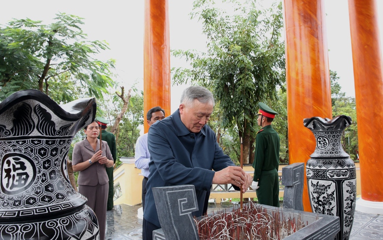 Phó Thủ tướng Thường trực Nguyễn Hòa Bình dâng hương tưởng niệm các anh hùng liệt sĩ tại Di tích lịch sử Chiến thắng Kon Braih