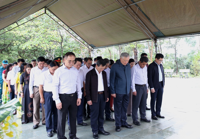 Phó Thủ tướng Thường trực Nguyễn Hòa Bình dâng hương tưởng niệm các anh hùng liệt sĩ tại Di tích lịch sử Chiến thắng Kon Braih- Ảnh 2. Phó Thủ tướng Thường trực Nguyễn Hòa Bình dâng hương tưởng niệm các anh hùng liệt sĩ tại Di tích lịch sử Chiến thắng Kon Braih- Ảnh 2.