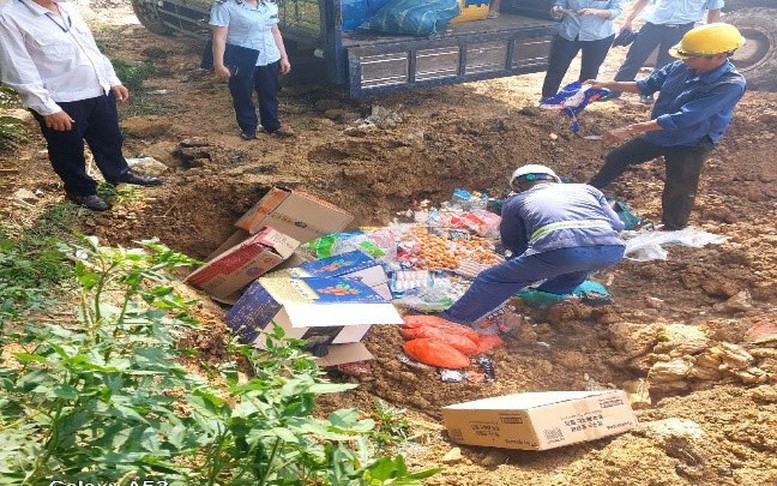 Lào Cai: Buộc tiêu hủy hàng nghìn gói kẹo, trà sữa nhập lậu