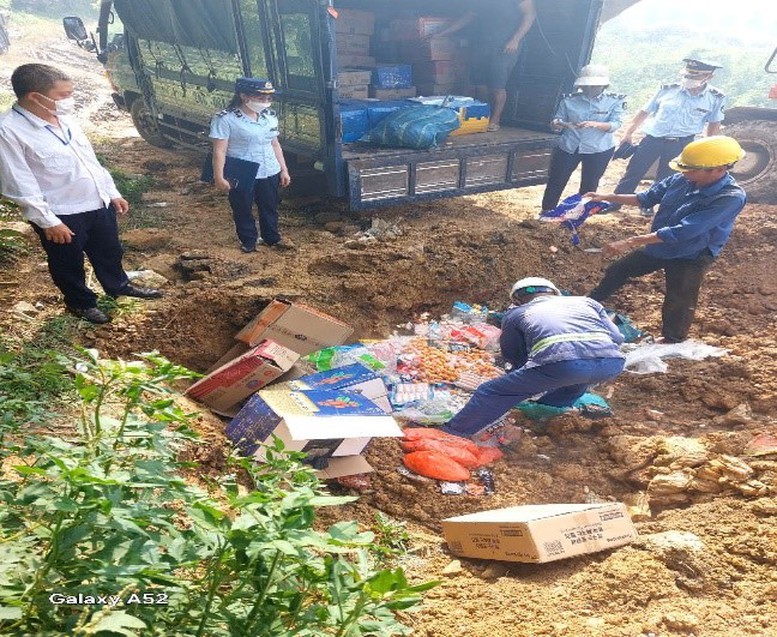 Lào Cai: Buộc tiêu hủy hàng nghìn gói kẹo, trà sữa nhập lậu - Ảnh 1.
