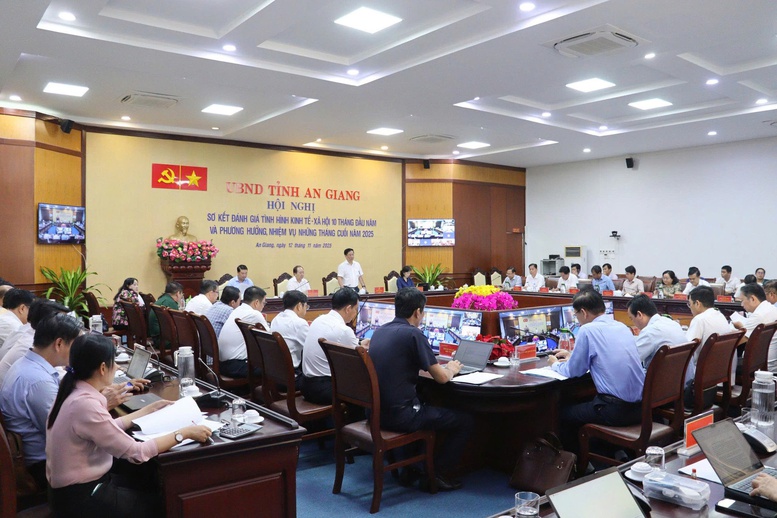 An Giang tăng tốc chuyển đổi số, đẩy mạnh CCHC, mở rộng an sinh trong 10 tháng đầu năm 2025- Ảnh 2. An Giang tăng tốc chuyển đổi số, đẩy mạnh CCHC, mở rộng an sinh trong 10 tháng đầu năm 2025- Ảnh 2.
