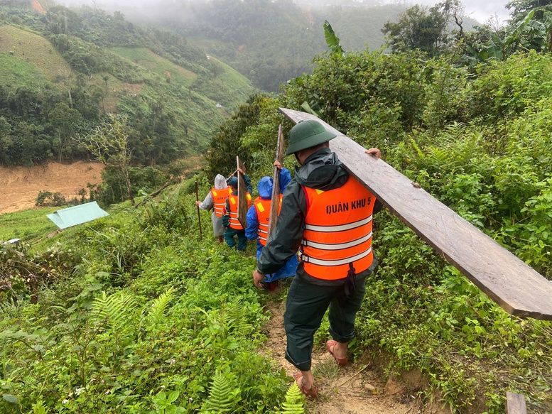 Tăng cường 'cảnh khuyển' tìm kiếm nạn nhân trong vụ sạt lở núi ở Đà Nẵng- Ảnh 7. Tăng cường 'cảnh khuyển' tìm kiếm nạn nhân trong vụ sạt lở núi ở Đà Nẵng- Ảnh 7.