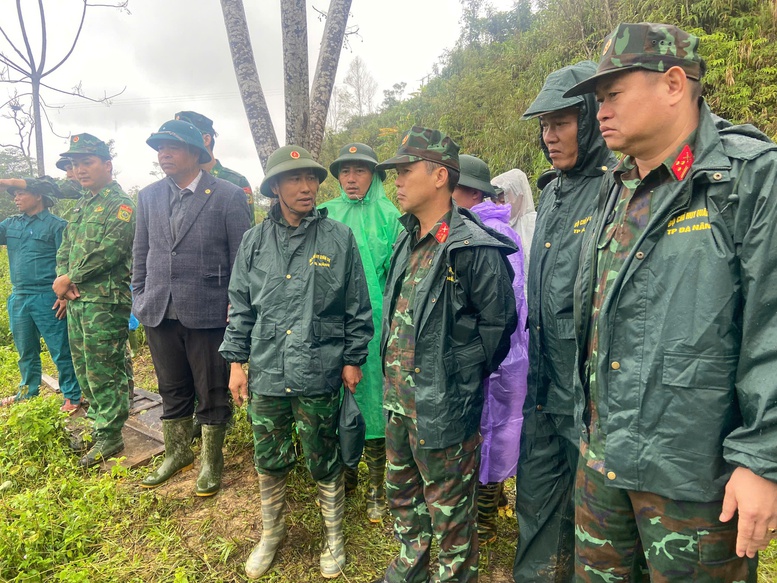 Tăng cường 'cảnh khuyển' tìm kiếm nạn nhân trong vụ sạt lở núi ở Đà Nẵng- Ảnh 5. Tăng cường 'cảnh khuyển' tìm kiếm nạn nhân trong vụ sạt lở núi ở Đà Nẵng- Ảnh 5.