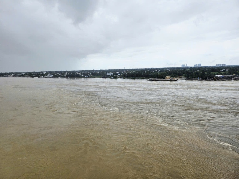 Mưa lớn trên diện rộng, cảnh báo lũ lớn trên các sông ở Đà Nẵng và Huế- Ảnh 1. Mưa lớn trên diện rộng, cảnh báo lũ lớn trên các sông ở Đà Nẵng và Huế- Ảnh 1.