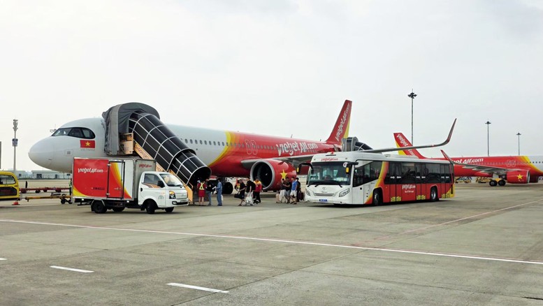 Tỷ lệ đúng giờ tăng mạnh tại Tân Sơn Nhất sau khi Vietjet tự phục vụ mặt đất, tạo đà cho cao điểm cuối năm- Ảnh 1. Tỷ lệ đúng giờ tăng mạnh tại Tân Sơn Nhất sau khi Vietjet tự phục vụ mặt đất, tạo đà cho cao điểm cuối năm- Ảnh 1.
