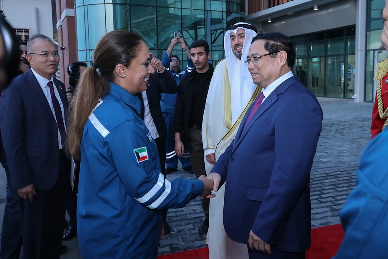 Thủ tướng thăm tổ hợp lọc hóa dầu lớn hàng đầu thế giới tại Kuwait- Ảnh 3. Thủ tướng thăm tổ hợp lọc hóa dầu lớn hàng đầu thế giới tại Kuwait- Ảnh 3.