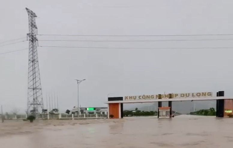 Lũ lớn tại Khu công nghiệp Du Long, EVNCPC chủ động cắt điện nhằm bảo đảm an toàn- Ảnh 1. Lũ lớn tại Khu công nghiệp Du Long, EVNCPC chủ động cắt điện nhằm bảo đảm an toàn- Ảnh 1.