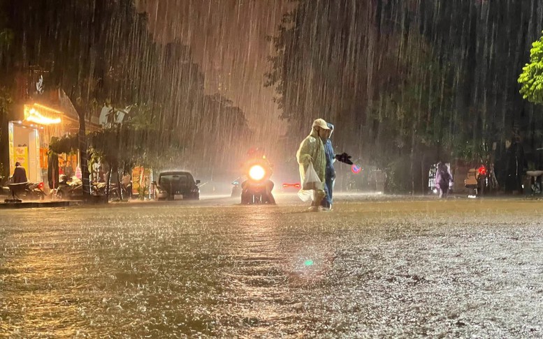 Mưa lớn gây sạt lở, chia cắt giao thông; làm ngập hơn 14.700 ngôi nhà tại một số tỉnh miền Trung