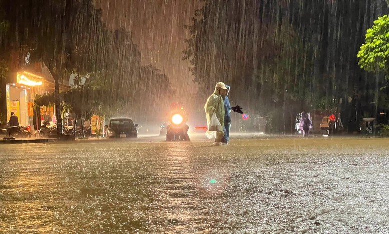 Mưa lớn gây sạt lở, chia cắt giao thông; làm ngập hơn 14.700 ngôi nhà tại một số tỉnh miền Trung- Ảnh 1. Mưa lớn gây sạt lở, chia cắt giao thông; làm ngập hơn 14.700 ngôi nhà tại một số tỉnh miền Trung- Ảnh 1.