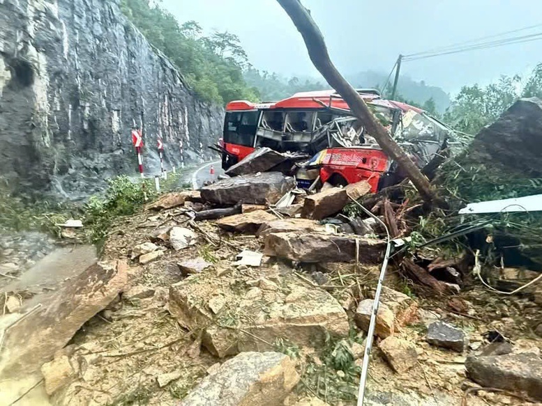 Sạt lở nghiêm trọng ở đèo Khánh Lê, 6 người tử vong, nhiều người bị thương- Ảnh 3.