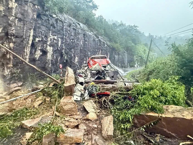 Sạt lở nghiêm trọng ở đèo Khánh Lê, 6 người tử vong, nhiều người bị thương- Ảnh 1.