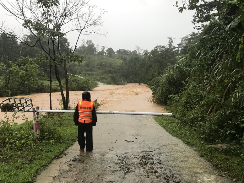 Quảng Trị: Hơn 1.400 hộ bị ngập, nhiều tuyến giao thông chia cắt, một người mất tích- Ảnh 1. Quảng Trị: Hơn 1.400 hộ bị ngập, nhiều tuyến giao thông chia cắt, một người mất tích- Ảnh 1.