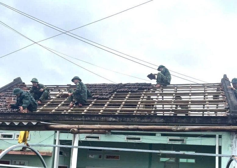 Lực lượng vũ trang giúp dân khắc phục hậu quả lốc xoáy- Ảnh 2. Lực lượng vũ trang giúp dân khắc phục hậu quả lốc xoáy- Ảnh 2.