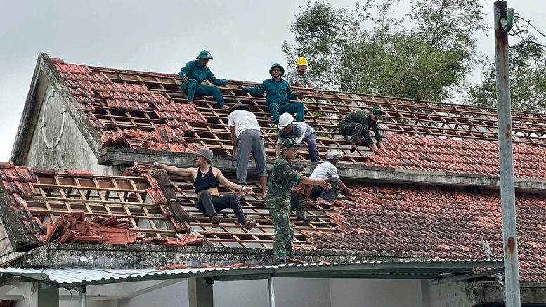 Lực lượng vũ trang giúp dân khắc phục hậu quả lốc xoáy- Ảnh 4. Lực lượng vũ trang giúp dân khắc phục hậu quả lốc xoáy- Ảnh 4.