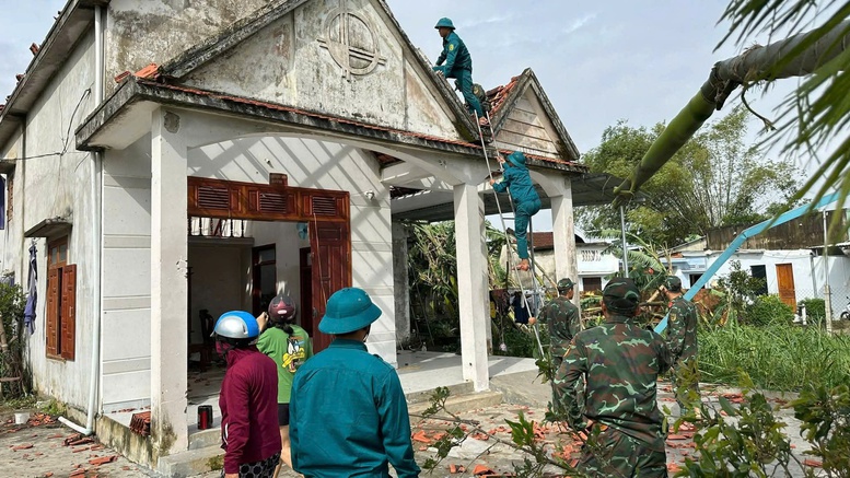 Lực lượng vũ trang giúp dân khắc phục hậu quả lốc xoáy- Ảnh 3. Lực lượng vũ trang giúp dân khắc phục hậu quả lốc xoáy- Ảnh 3.