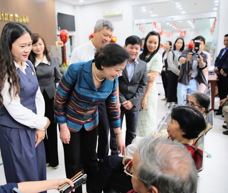 Phó Thủ tướng Phạm Thị Thanh Trà kiểm tra hoạt động Trung tâm phục vụ hành chính công phường Hải Châu, Đà Nẵng- Ảnh 2. Phó Thủ tướng Phạm Thị Thanh Trà kiểm tra hoạt động Trung tâm phục vụ hành chính công phường Hải Châu, Đà Nẵng- Ảnh 2.