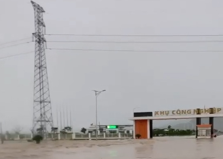 EVNCPC chủ động bảo đảm an toàn điện tại các khu vực ngập lũ- Ảnh 1.