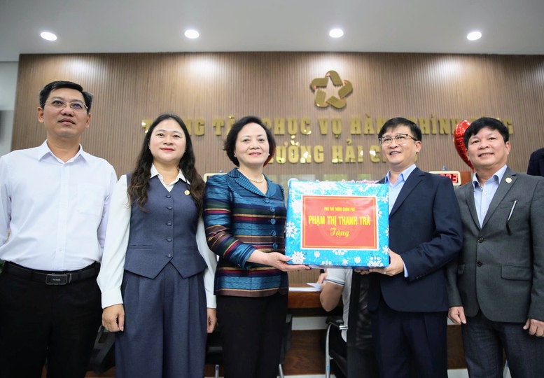 Phó Thủ tướng Phạm Thị Thanh Trà kiểm tra hoạt động Trung tâm phục vụ hành chính công phường Hải Châu, Đà Nẵng- Ảnh 3. Phó Thủ tướng Phạm Thị Thanh Trà kiểm tra hoạt động Trung tâm phục vụ hành chính công phường Hải Châu, Đà Nẵng- Ảnh 3.