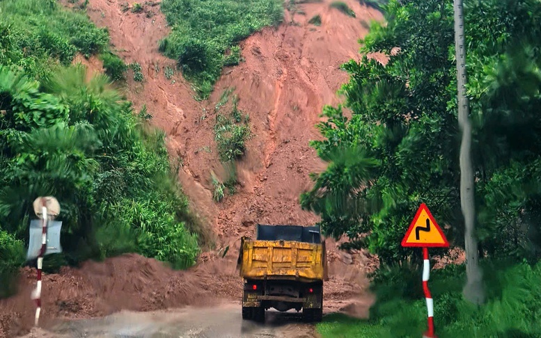 Mưa lớn gây sạt lở, ngập lụt nhiều tuyến giao thông tại miền Trung – Tây Nguyên