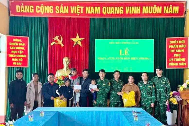 Sạt lở núi ở Hùng Sơn (Đà Nẵng): Nghĩa tình người lính làm dịu nỗi đau nơi đại ngàn- Ảnh 3. Sạt lở núi ở Hùng Sơn (Đà Nẵng): Nghĩa tình người lính làm dịu nỗi đau nơi đại ngàn- Ảnh 3.