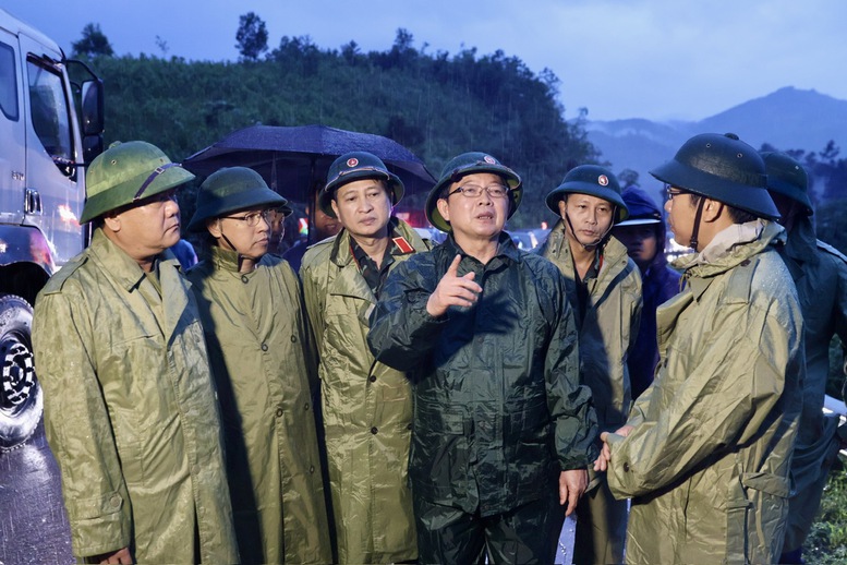 Phó Thủ tướng Hồ Quốc Dũng trực tiếp chỉ đạo khắc phục sạt lở tại đèo Khánh Lê- Ảnh 5. Phó Thủ tướng Hồ Quốc Dũng trực tiếp chỉ đạo khắc phục sạt lở tại đèo Khánh Lê- Ảnh 5.