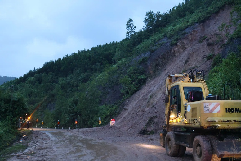 Phó Thủ tướng Hồ Quốc Dũng trực tiếp chỉ đạo khắc phục sạt lở tại đèo Khánh Lê- Ảnh 4. Phó Thủ tướng Hồ Quốc Dũng trực tiếp chỉ đạo khắc phục sạt lở tại đèo Khánh Lê- Ảnh 4.
