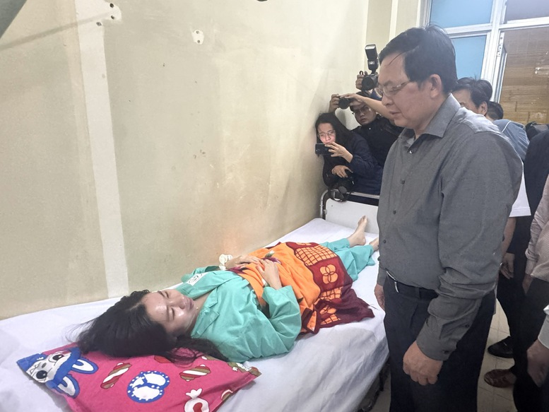 Phó Thủ tướng Hồ Quốc Dũng trực tiếp chỉ đạo khắc phục sạt lở tại đèo Khánh Lê- Ảnh 6. Phó Thủ tướng Hồ Quốc Dũng trực tiếp chỉ đạo khắc phục sạt lở tại đèo Khánh Lê- Ảnh 6.