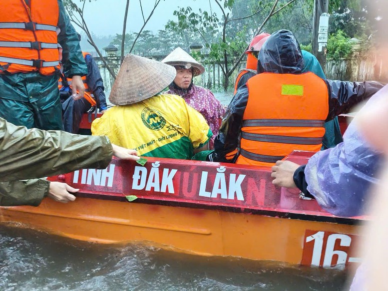 Quân khu 5 dồn lực khẩn trương ứng cứu, hỗ trợ người dân vùng lũ tỉnh Đắk Lắk- Ảnh 2. Quân khu 5 dồn lực khẩn trương ứng cứu, hỗ trợ người dân vùng lũ tỉnh Đắk Lắk- Ảnh 2.