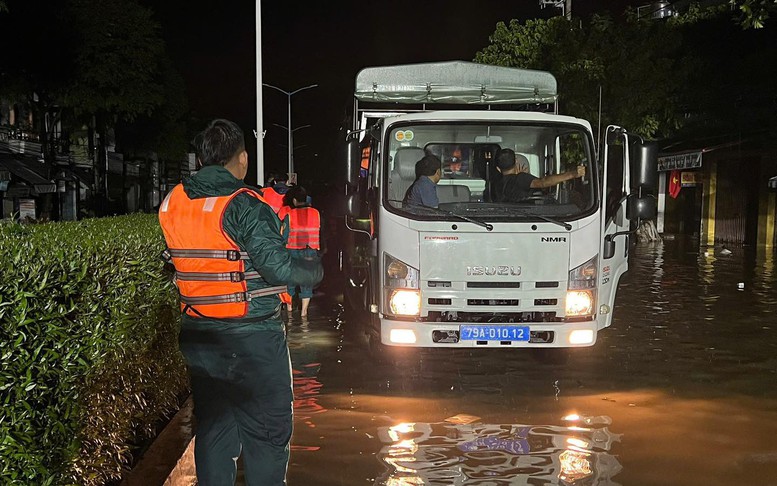 Lũ các sông ở Khánh Hòa lên nhanh, các lực lượng  xuyên đêm ứng cứu người dân