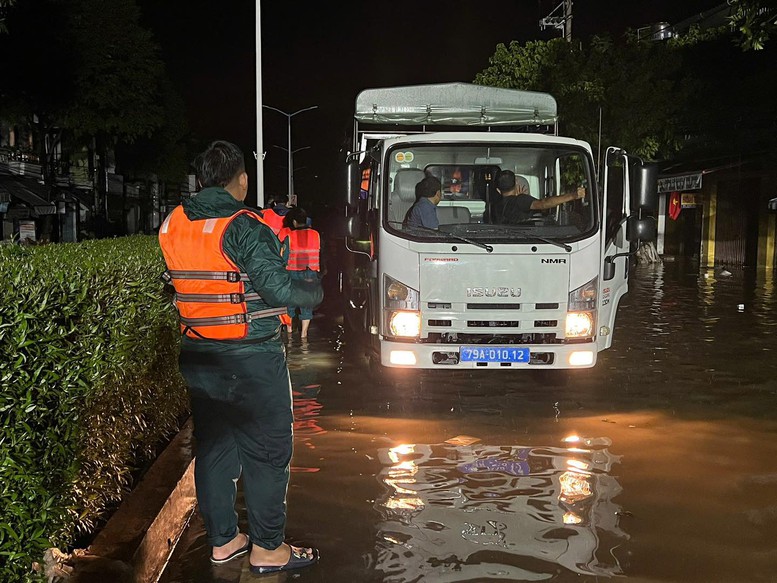 Lũ các sông ở Khánh Hòa lên nhanh, các lực lượng xuyên đêm ứng cứu người dân- Ảnh 1. Lũ các sông ở Khánh Hòa lên nhanh, các lực lượng xuyên đêm ứng cứu người dân- Ảnh 1.