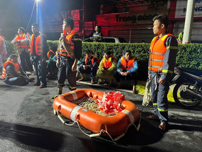 Lũ các sông ở Khánh Hòa lên nhanh, các lực lượng xuyên đêm ứng cứu người dân- Ảnh 2. Lũ các sông ở Khánh Hòa lên nhanh, các lực lượng xuyên đêm ứng cứu người dân- Ảnh 2.