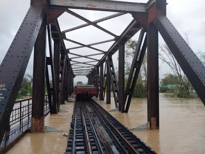 Gia Lai: Nước lũ dâng cao, đường sắt điều toa xe chở tà vẹt trấn chặn 2 cầu - Ảnh 1. Gia Lai: Nước lũ dâng cao, đường sắt điều toa xe chở tà vẹt trấn chặn 2 cầu - Ảnh 1.