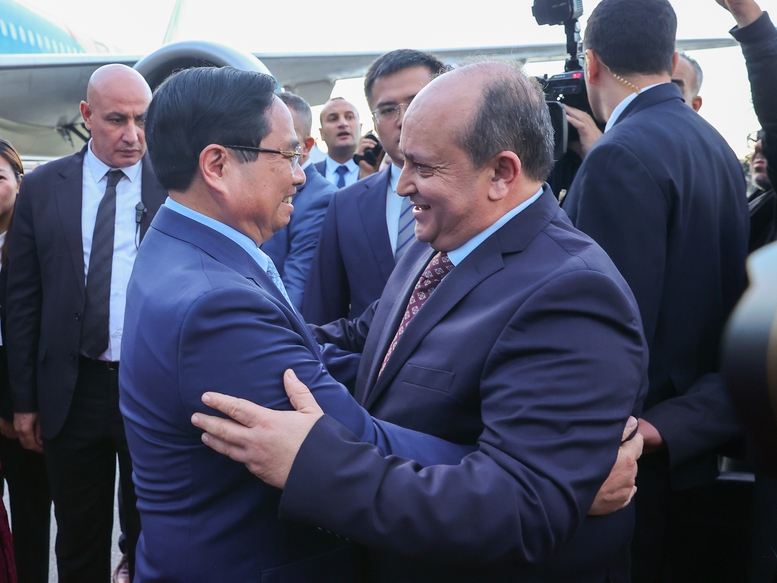 Thủ tướng Sifi Ghrieb ra sân bay đón Thủ tướng Phạm Minh Chính thăm chính thức Algeria- Ảnh 2. Thủ tướng Sifi Ghrieb ra sân bay đón Thủ tướng Phạm Minh Chính thăm chính thức Algeria- Ảnh 2.