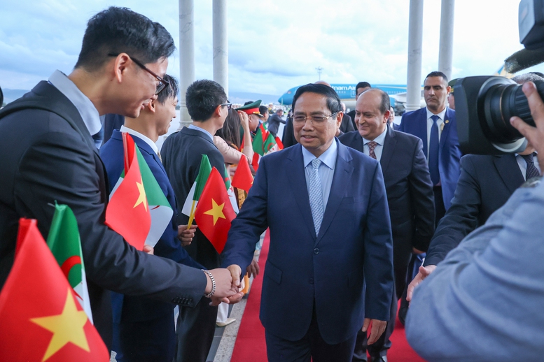 Thủ tướng Sifi Ghrieb ra sân bay đón Thủ tướng Phạm Minh Chính thăm chính thức Algeria- Ảnh 6. Thủ tướng Sifi Ghrieb ra sân bay đón Thủ tướng Phạm Minh Chính thăm chính thức Algeria- Ảnh 6.