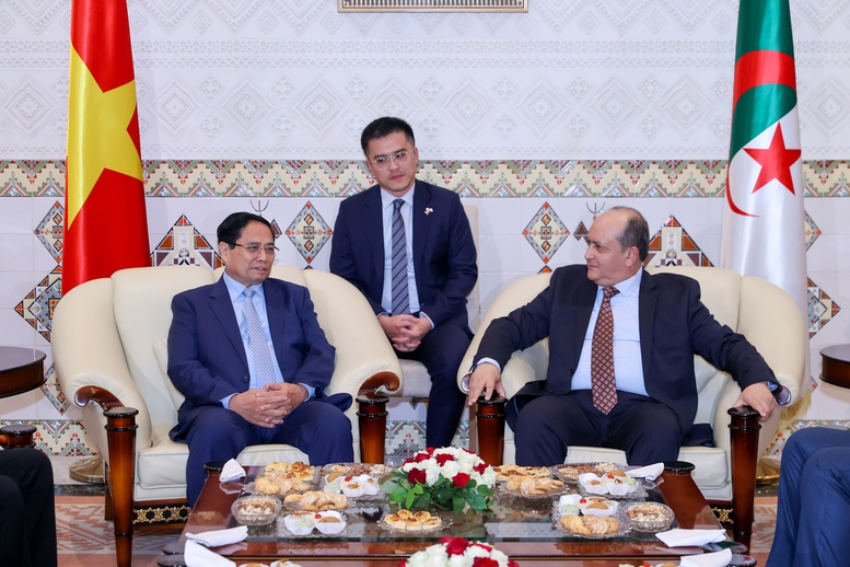 Thủ tướng Sifi Ghrieb ra sân bay đón Thủ tướng Phạm Minh Chính thăm chính thức Algeria- Ảnh 7. Thủ tướng Sifi Ghrieb ra sân bay đón Thủ tướng Phạm Minh Chính thăm chính thức Algeria- Ảnh 7.