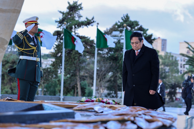 Thủ tướng tưởng niệm các anh hùng, liệt sĩ, cựu chiến binh của Algeria- Ảnh 4. Thủ tướng tưởng niệm các anh hùng, liệt sĩ, cựu chiến binh của Algeria- Ảnh 4.