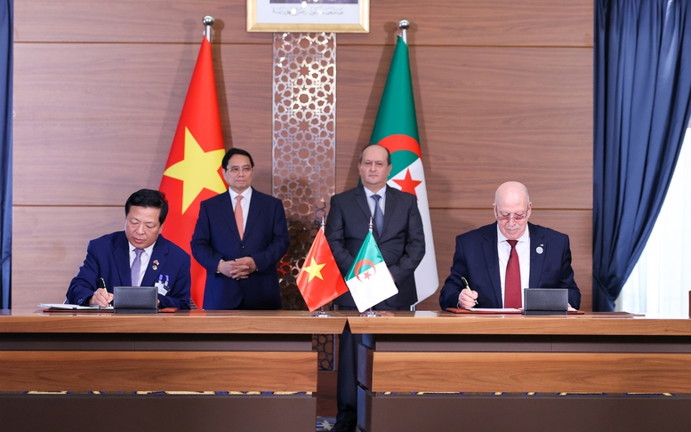 Việt Nam - Algeria ký kết nhiều văn kiện hợp tác quan trọng
