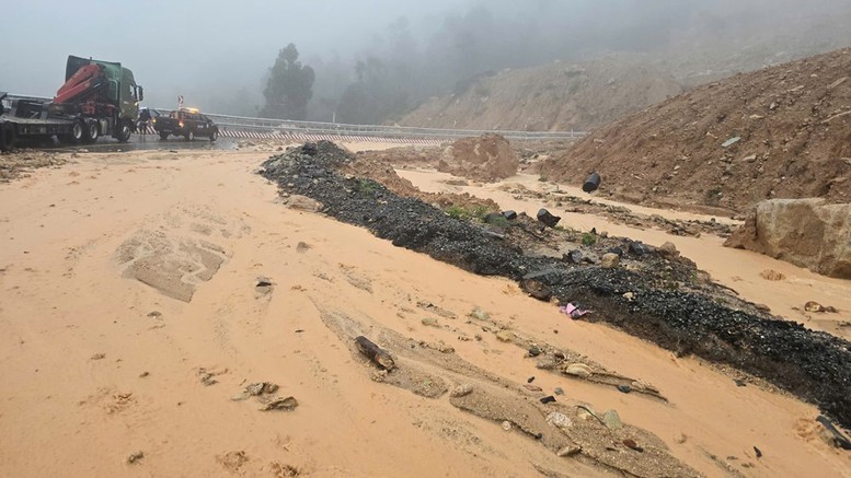 Bộ Xây dựng: Sẵn sàng ứng phó các tình huống sạt lở nghiêm trọng- Ảnh 1. Bộ Xây dựng: Sẵn sàng ứng phó các tình huống sạt lở nghiêm trọng- Ảnh 1.