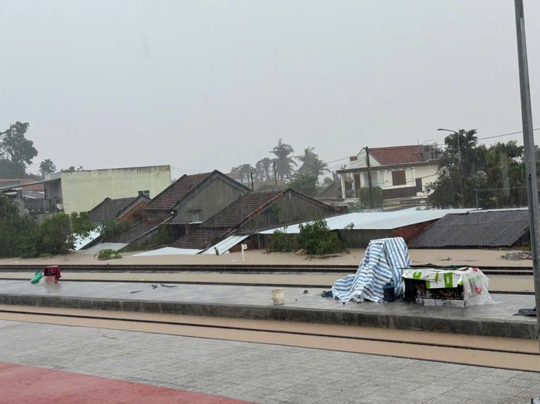 Gia Lai: Nước lũ dâng cao, đường sắt điều toa xe chở tà vẹt trấn chặn 2 cầu - Ảnh 2. Gia Lai: Nước lũ dâng cao, đường sắt điều toa xe chở tà vẹt trấn chặn 2 cầu - Ảnh 2.