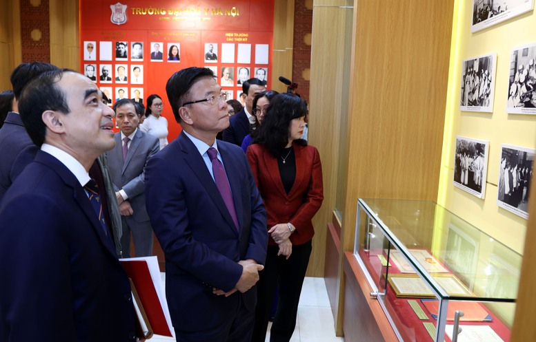 Phó Thủ tướng Lê Thành Long chỉ rõ 'thời cơ đặc biệt' cho sự phát triển của Đại học Y Hà Nội- Ảnh 2. Phó Thủ tướng Lê Thành Long chỉ rõ 'thời cơ đặc biệt' cho sự phát triển của Đại học Y Hà Nội- Ảnh 2.