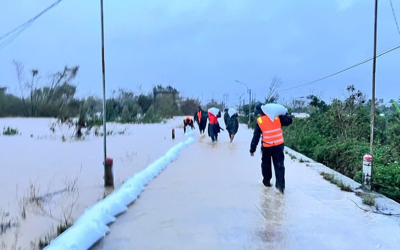 Lũ khẩn cấp trên các sông ở Khánh Hòa và Gia Lai