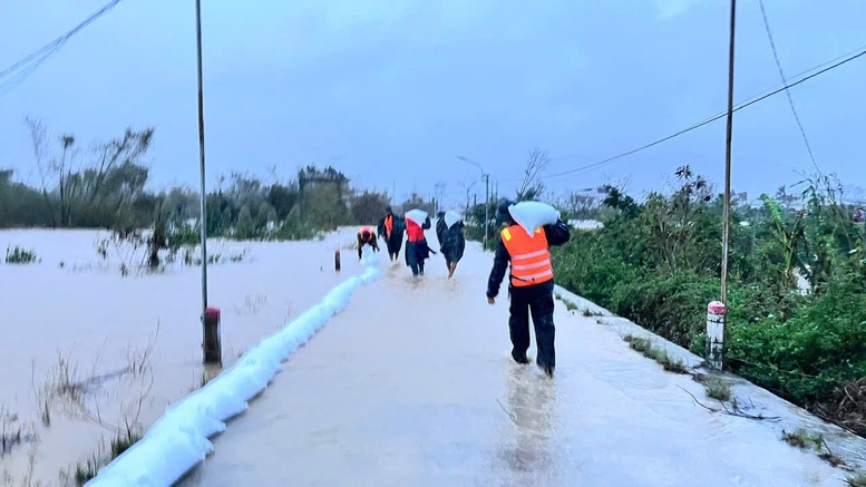 Tập trung ứng phó với lũ trên sông Ba (Đắk Lắk), sông Kôn (Gia Lai), bảo đảm an toàn tính mạng người dân- Ảnh 1.