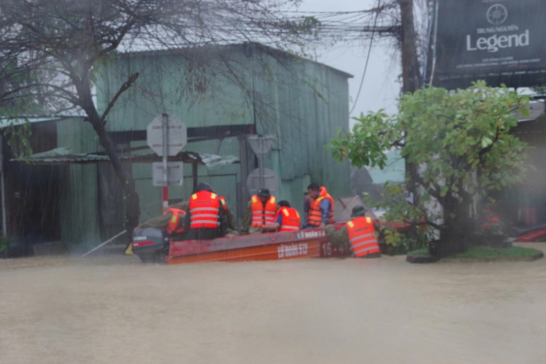 Gia Lai triển khai các biện pháp khẩn cấp ứng phó với mưa lũ đặc biệt lớn- Ảnh 7. Gia Lai triển khai các biện pháp khẩn cấp ứng phó với mưa lũ đặc biệt lớn- Ảnh 7.