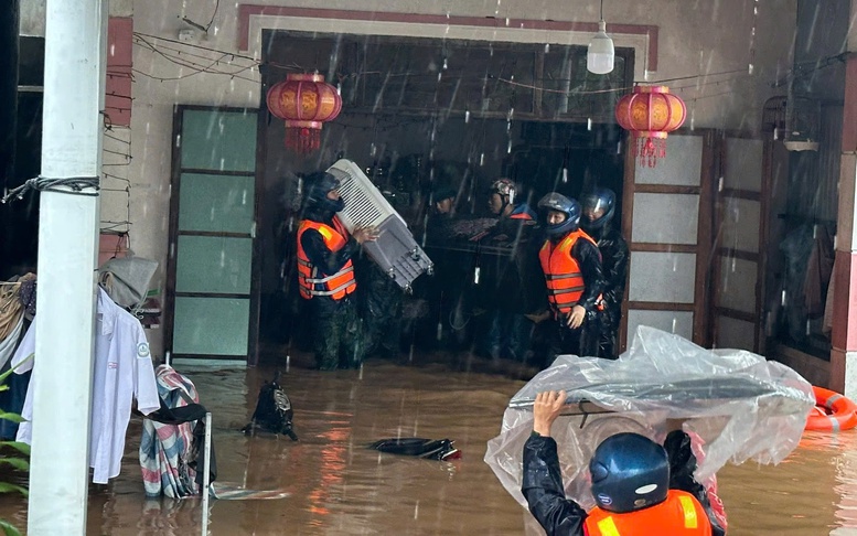 Bộ đội hỗ trợ sơ tán người dân và tài sản trong mưa lũ ở Đắk Lắk